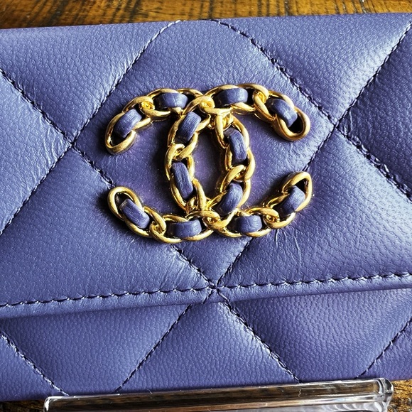 SOLD ❌ Chanel 19 Flap Card Holder & Dust Bag - Picture 8 of 12